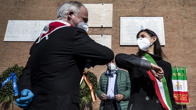 Roma, Festa della Liberazione: la Raggi con la mascherina