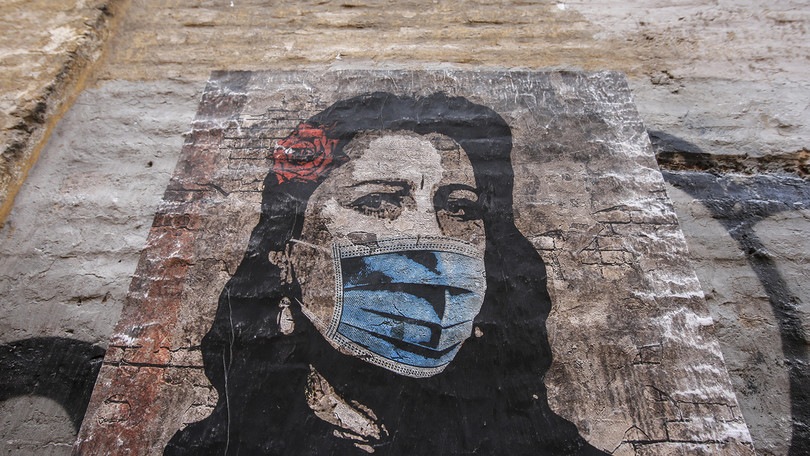 Coronavirus, murales con la mascherina a Roma