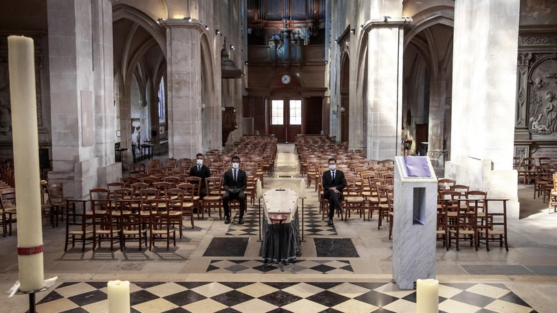 Coronavirus, funerali in Francia con le chiese vuote