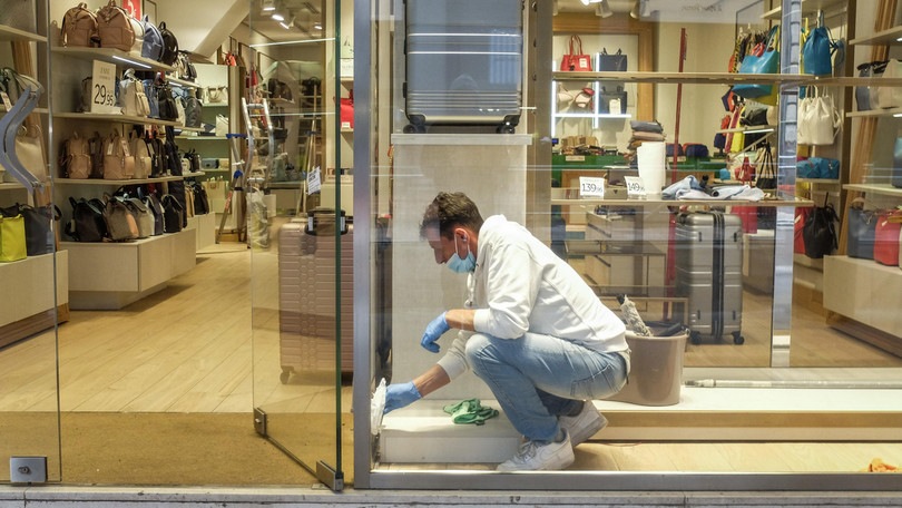 Coronavirus, i negozi di Milano si preparano alla riapertura