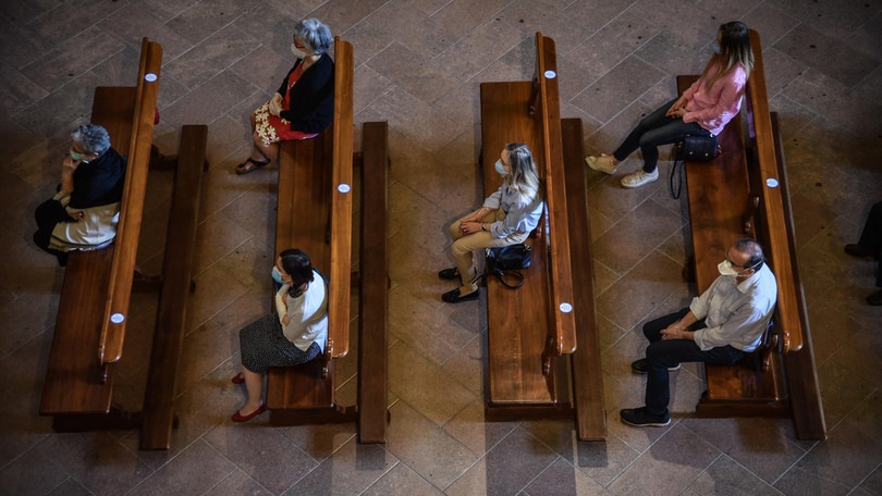 Coronavirus, riecco la messa domenicale: fedeli a distanza