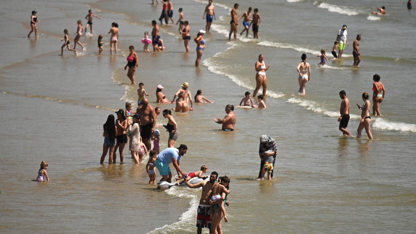 Coronavirus, voglia di mare: spiagge d’Europa affollate