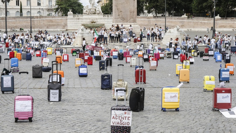 Roma, la protesta delle agenzie di viaggio: valigie a Piazza del Popolo
