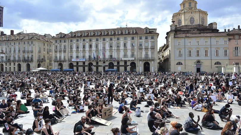 Torino, in migliaia ricordano George Floyd
