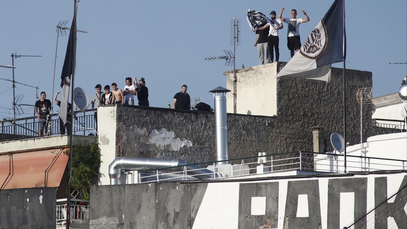 Grecia, i tifosi del Paok sui tetti per sostenere la squadra