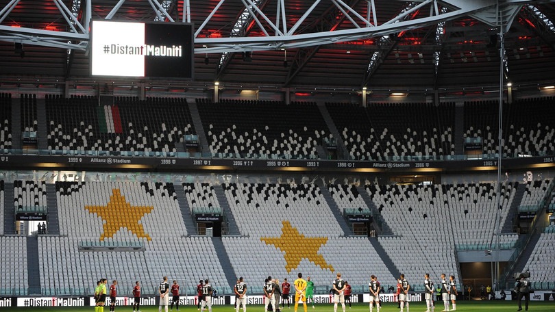 Juve-Milan, commovente minuto di silenzio per le vittime del Covid-19
