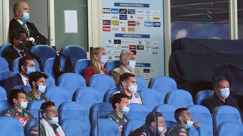 Napoli-Inter, De Laurentiis in tribuna insieme ai giocatori