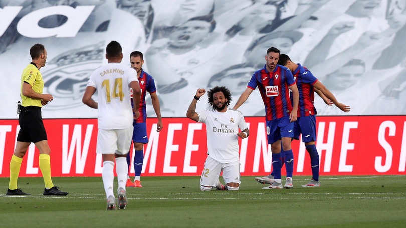 Real, la dedica di Marcelo: in ginocchio per Floyd