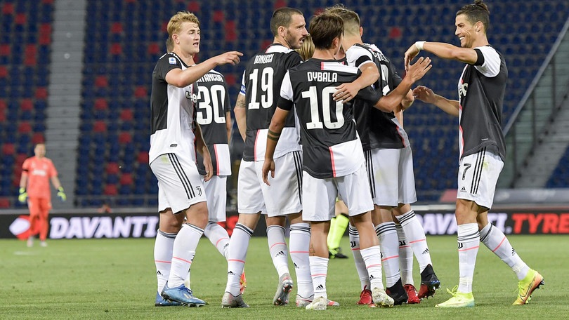 Bologna-Juve 0-2, abbracci bianconeri: Sarri saluta Mihajlovic e poi lo batte