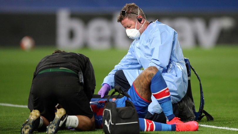 Premier League, paura per Van Aanholt: ossigeno in campo