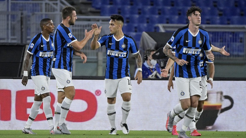 L’Inter riprende la Roma nel finale: Conte a -5 dalla Juve