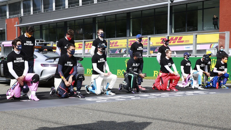 Formula 1 contro il razzismo: piloti in ginocchio