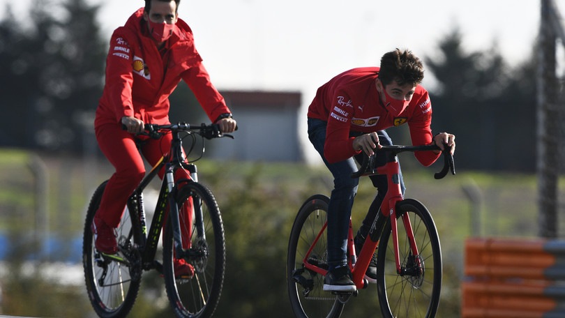 Gp Turchia, Leclerc sfreccia…in bici