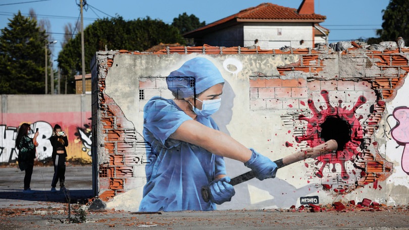 Coronavirus, ecco il murales che lo uccide!