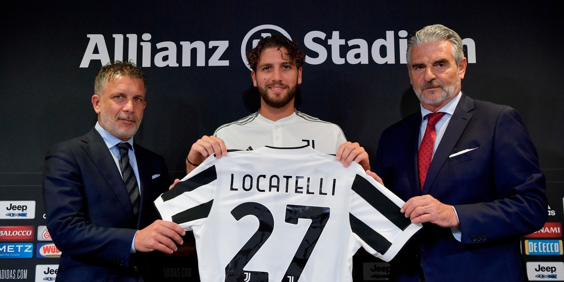 Locatelli posa con la maglia numero 27 della Juve