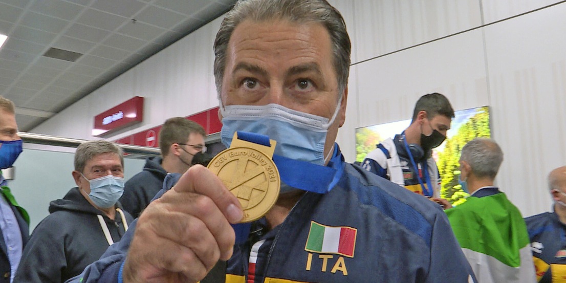 L'Italvolley è atterrata e fa festa con la coppa del titolo europeo