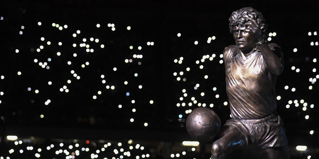 Napoli, è la notte di Maradona: la statua e lo spettacolo delle luci