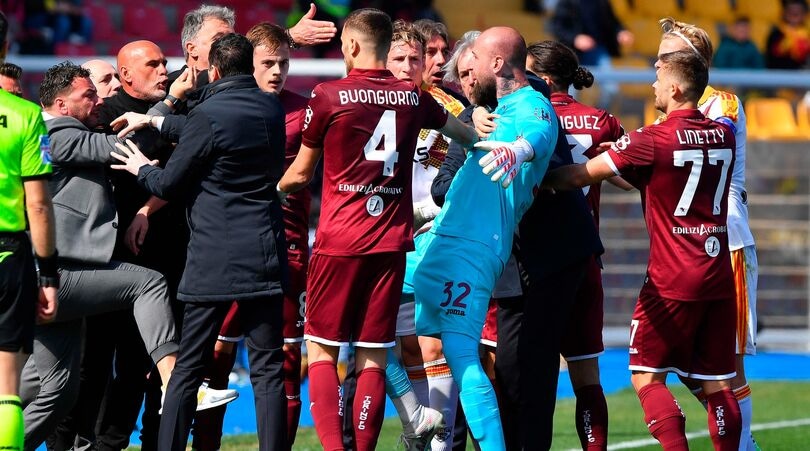 Lecce-Torino a nervi tesi: rissa e due espulsioni in panchina