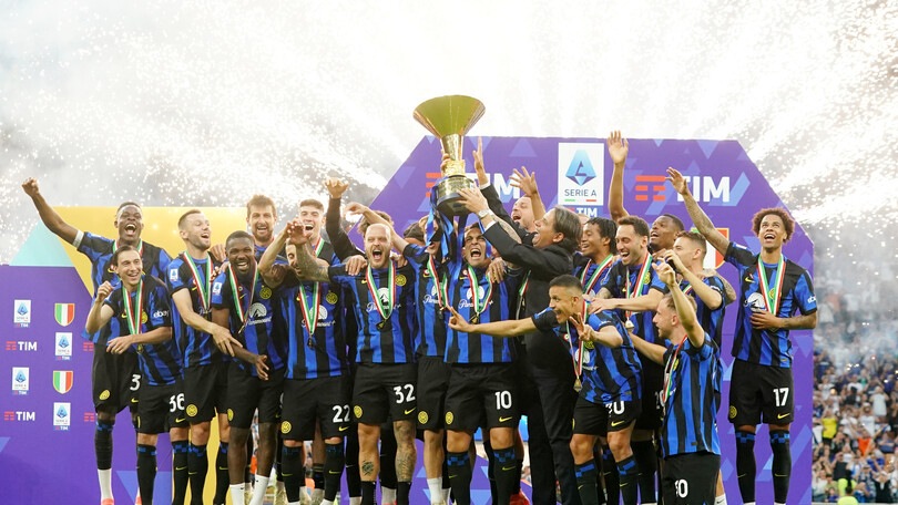 Inter, festa a San Siro per lo Scudetto: Inzaghi e Lautaro alzano la Coppa!