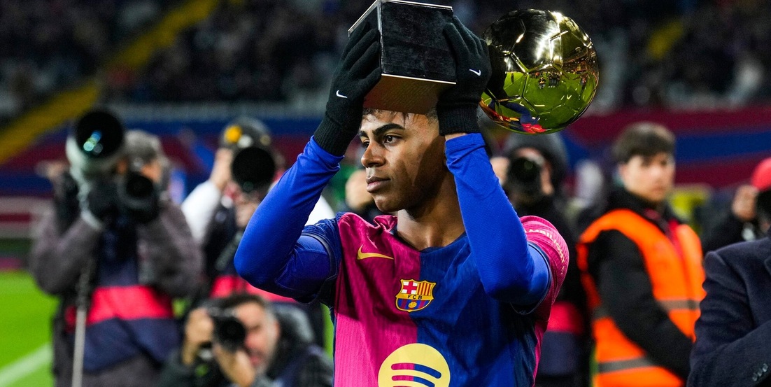 Yamal, ecco il Golden Boy: il trofeo mostrato ai tifosi del Barcellona nel prepartita