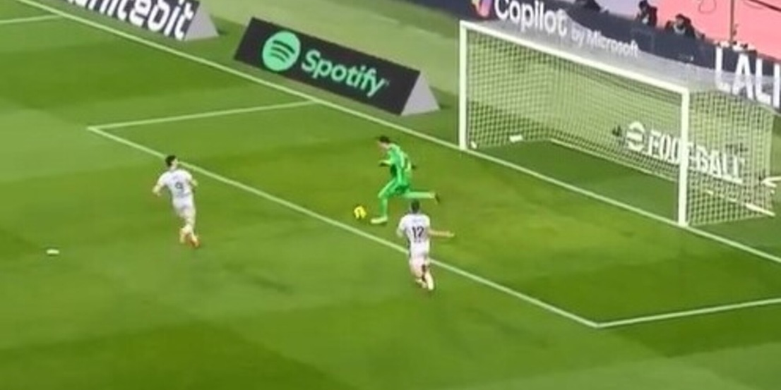 Palla c'è, palla non c'è: la giocata di Szczesny esalta il Barcellona