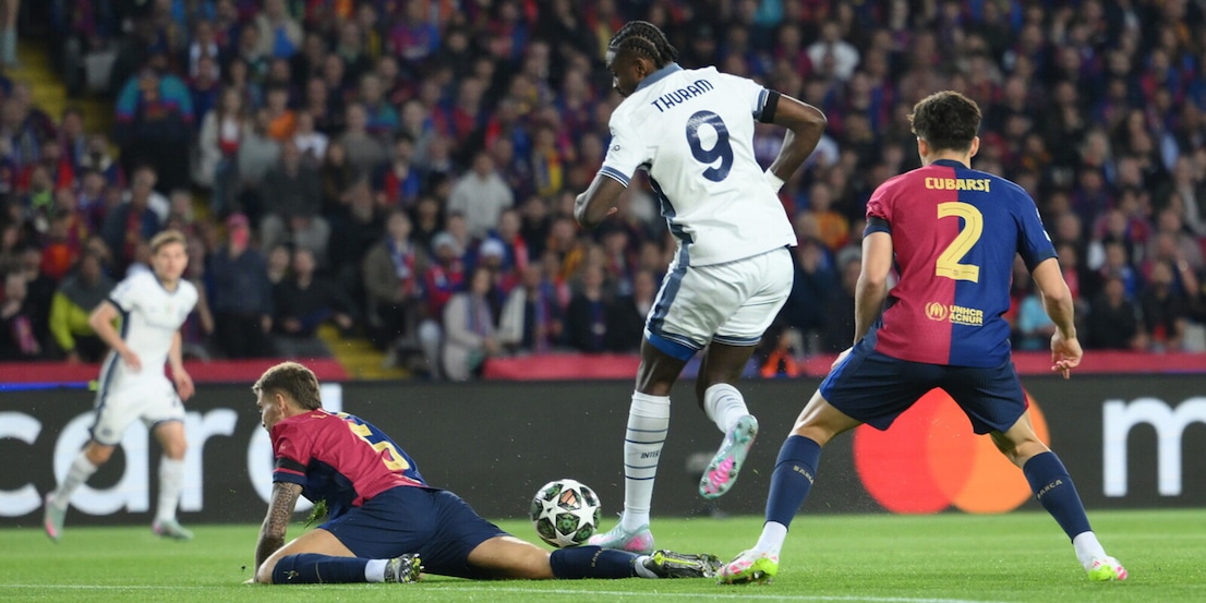 Thuram, che gioiello dopo 30'': colpo di tacco geniale, gol Inter con il Barcellona!