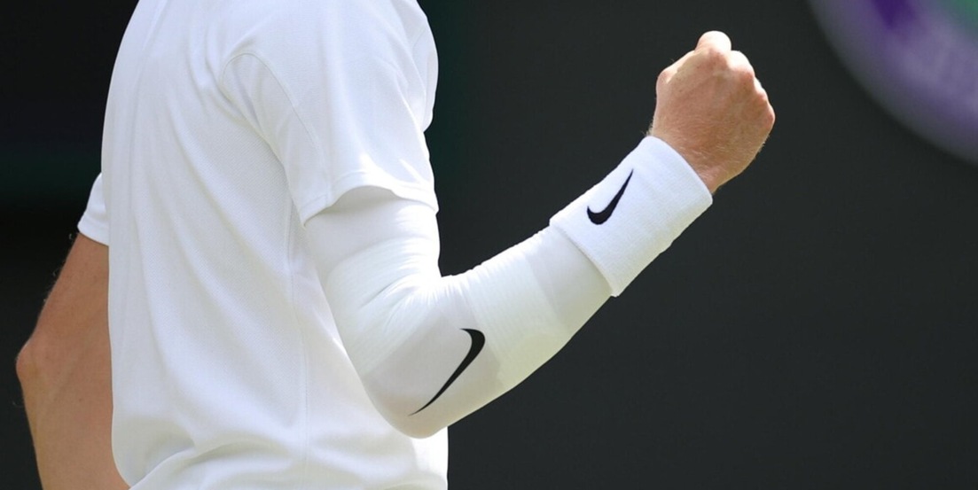 Sinner bionico: la protezione al gomito per duellare con Shelton