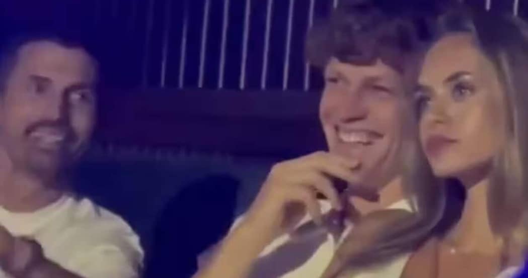 Sinner in bianco ma non per Wimbledon: Jannik e Vagnozzi al Billionaire. E Laila...