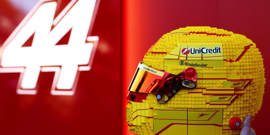 Ferrari, il casco di Lewis Hamilton diventa un Lego