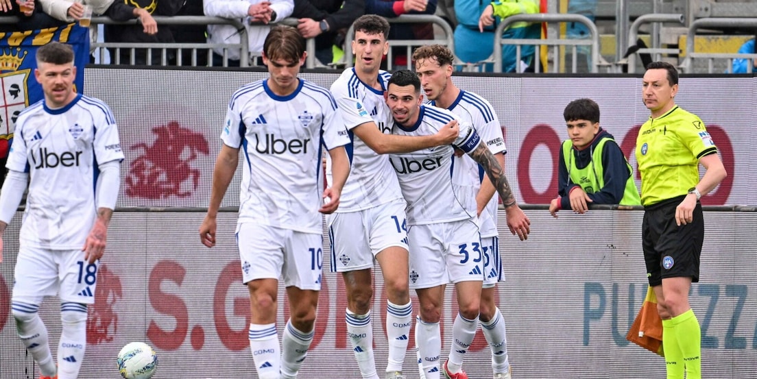 Super Como, Fabregas sbanca Cagliari con una magia di Da Cunha e rilancia la sfida a Roma e Juve