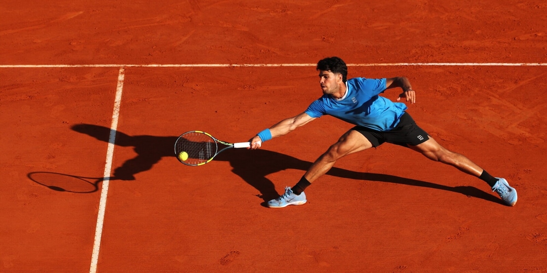 Alcaraz soffre ma batte Etcheverry e va ai quarti a Montecarlo: chi sfiderà. Bene Zverev e De Minaur