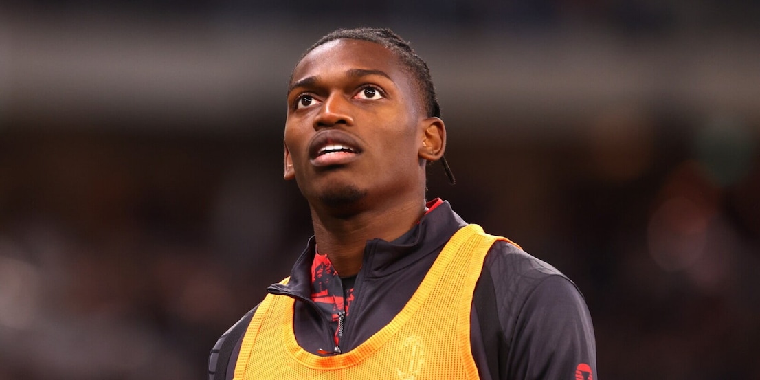 Leao tra infortunio e mercato: escluso da Milan-Manchester United, cosa succede Leao tra infortunio e mercato: escluso da Milan-Manchester United, cosa succede