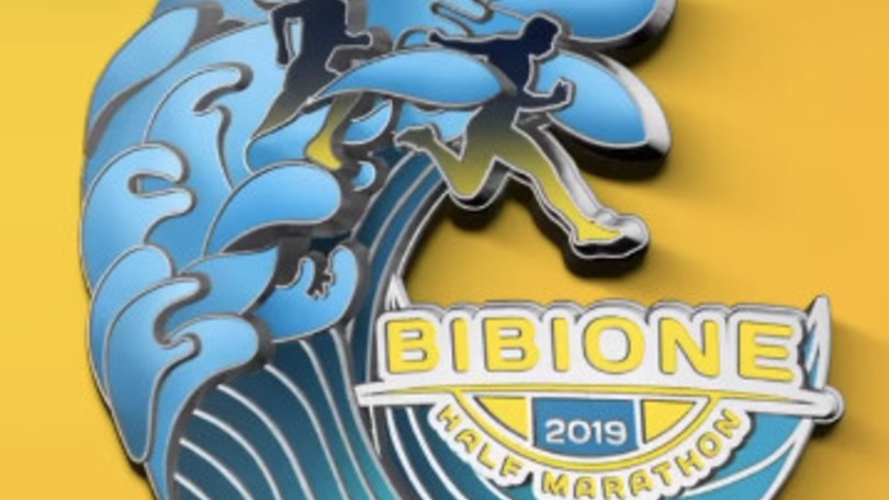 La medaglia della Bibione Half Marathon è un'onda!