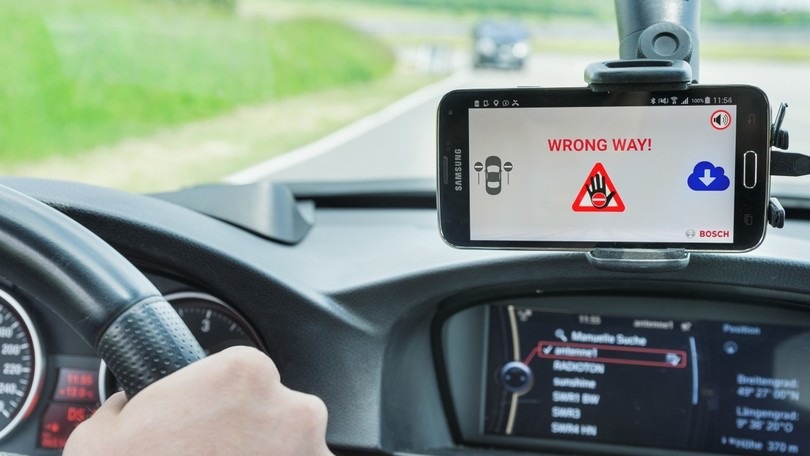 Bosch, un software avverte di un veicolo contromano