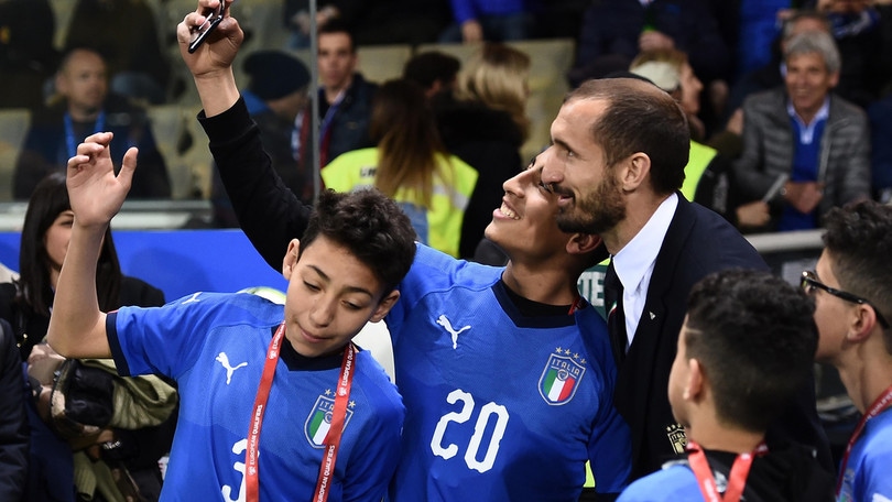 Italia, Ramy e Adam al Tardini: selfie a bordo campo con Chiellini