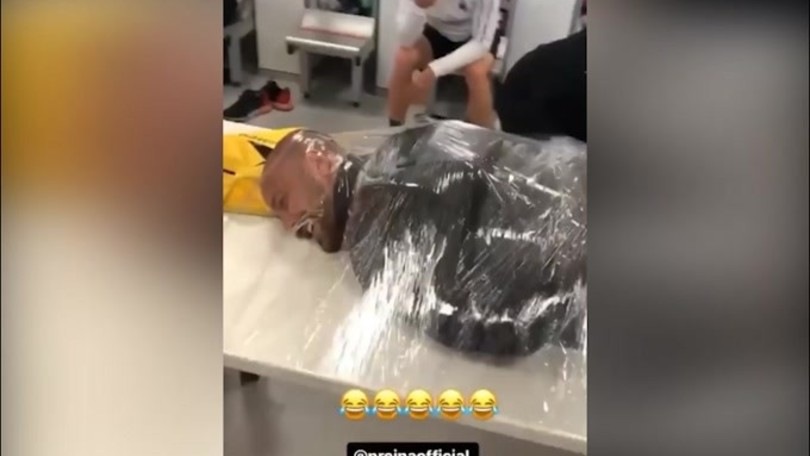 Milan: scherzo a Reina, "impacchettato in spogliatoio"