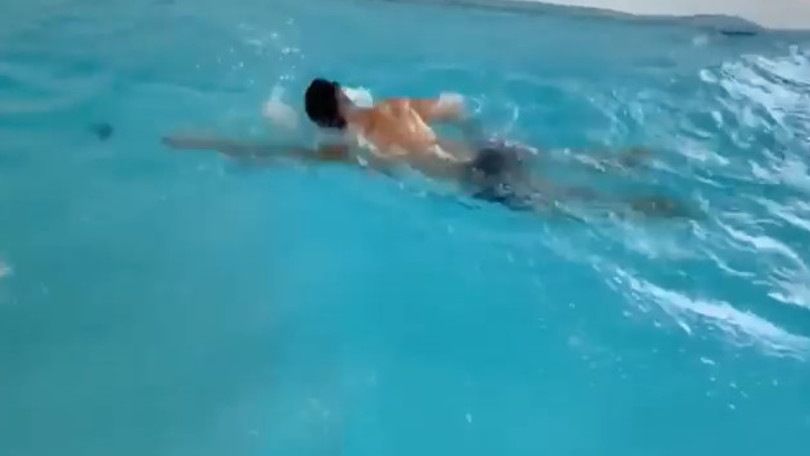 Ronaldo si allena in piscina