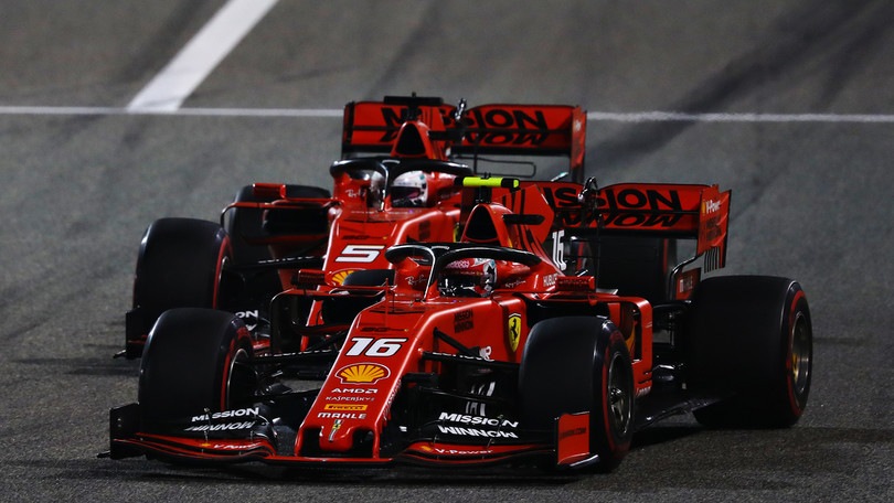 F1, Gp Bahrain: problemi per Leclerc, Hamilton al comando