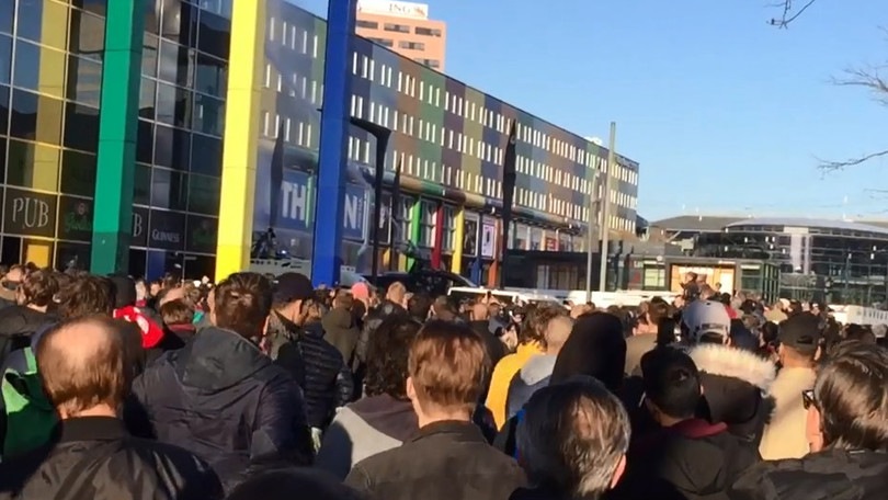 Ajax-Juve, gli scontri fuori dallo stadio tra tifosi olandesi e polizia