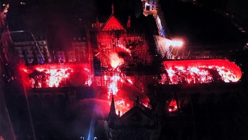 Parigi, un incendio devasta Notre-Dame