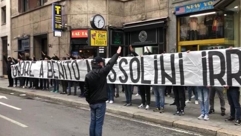Lazio, striscione degli ultrà per Mussolini