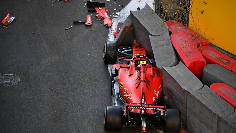 F1 Gp Azerbaijan: Leclerc sbatte, addio qualifiche