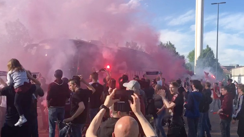 Torino, che accoglienza: i tifosi caricano così la squadra