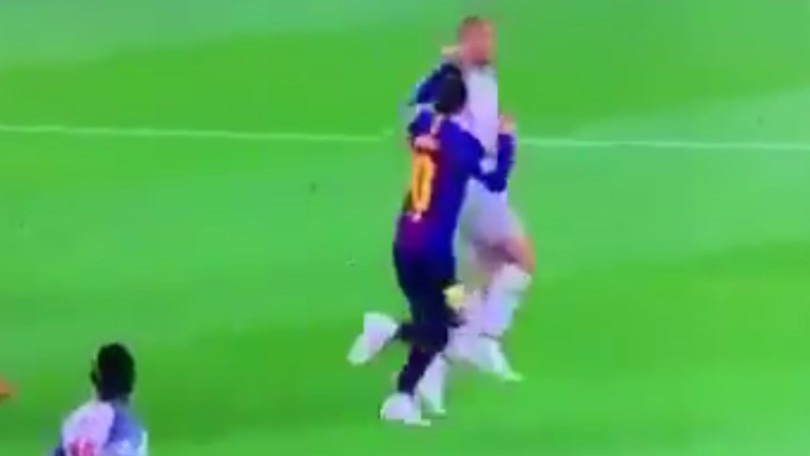 Pugno a Fabinho? Tifosi Liverpool furiosi: «Squalificate Messi!»