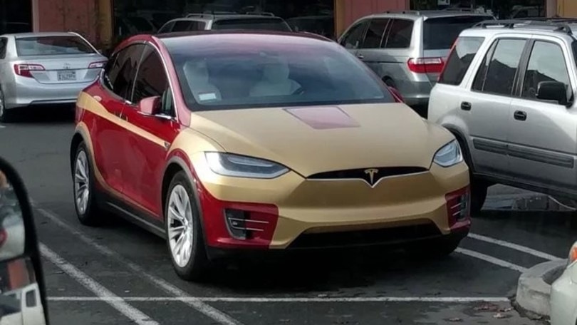 Tesla, una Model X cromata con i colori di Iron Man