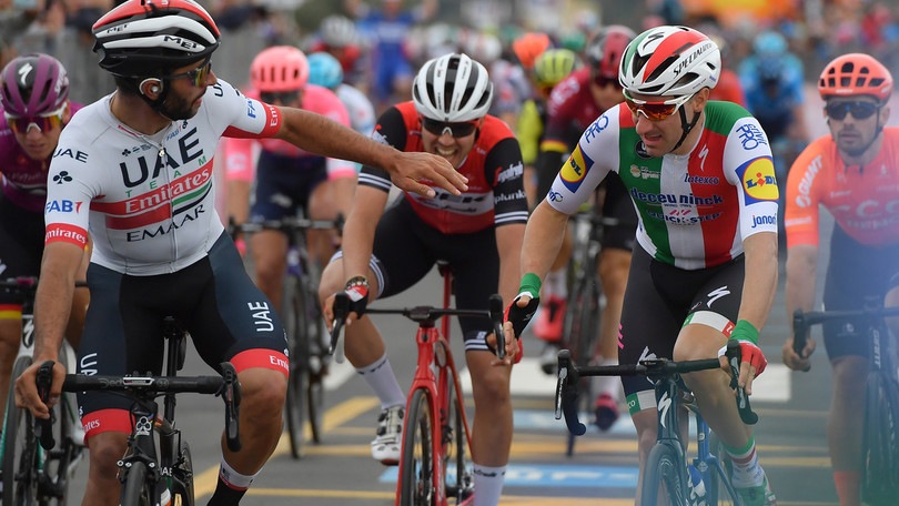 Ciclismo, Giro d'Italia: Viviani vince in volata, declassato. Tappa a Gaviria