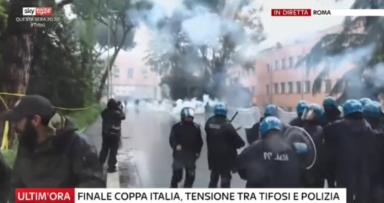 Coppa Italia, scontri fuori dall'Olimpico tra ultrà della Lazio e polizia