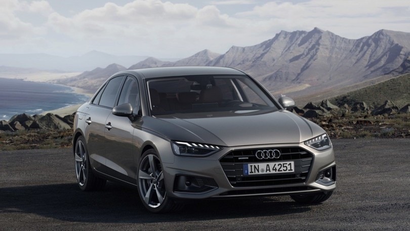 Audi A4, ora è ibrida e "parla" con la strada