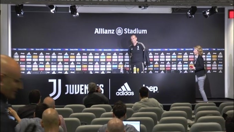 Juve, Allegri si presenta con un nuovo look..