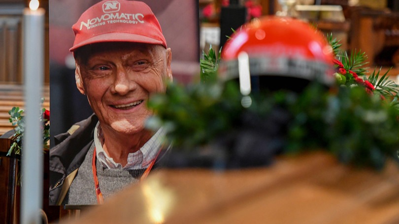 Lauda, migliaia di persone a Vienna per il funerale